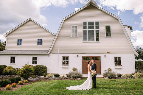 Best-Wedding-Photo-Locations -Leesburg-VA-48-Fields-Front-of-Barn