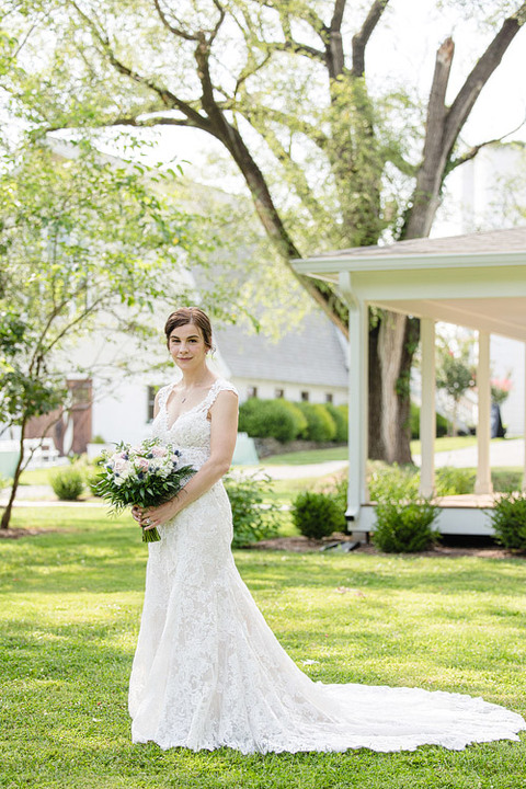 Best-Wedding-Photo-Locations -Leesburg-VA-48-Fields-Farmhouse-Front-Lawn