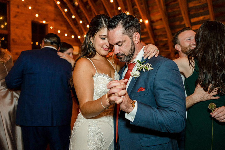 rust-navy-fall-wedding-elevated-flowers-48-fields-leesburg-va-jess-mike 